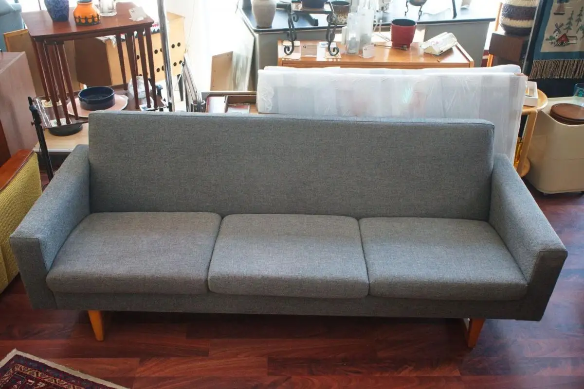 Teaksofa 3-Sitzer Sofa mit Teak Gestell und grauem Stoff aus Schweden 60er Jahre 8