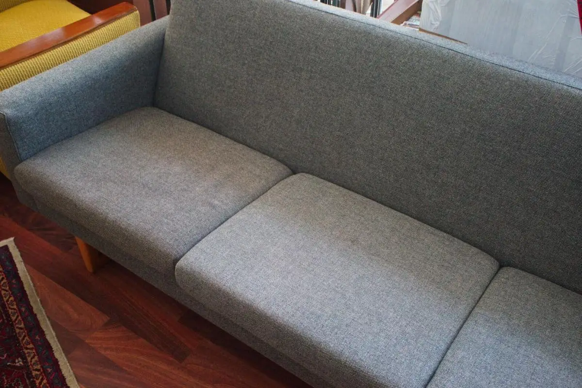 Teaksofa 3-Sitzer Sofa mit Teak Gestell und grauem Stoff aus Schweden 60er Jahre 9