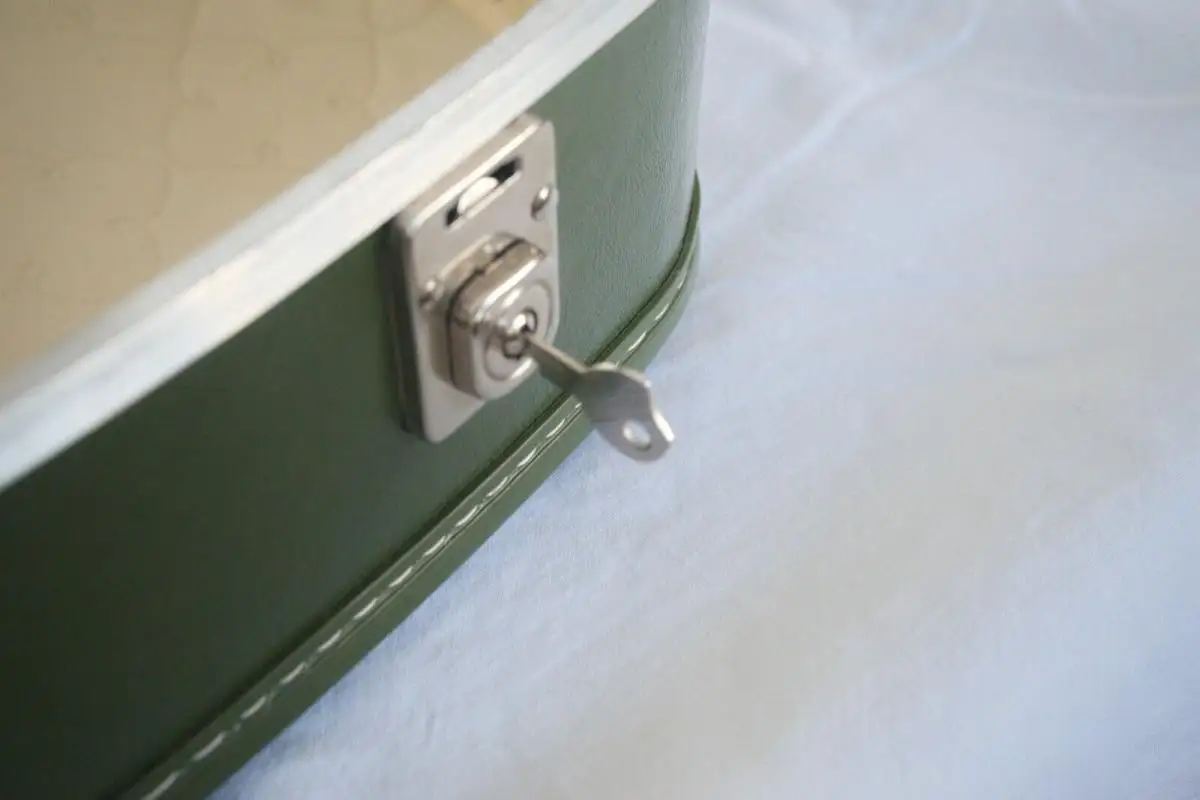 Vintage Koffer Set 2 Reisekoffer grün mit Schlüssel Alu für Oldtimer 60er Jahre 9