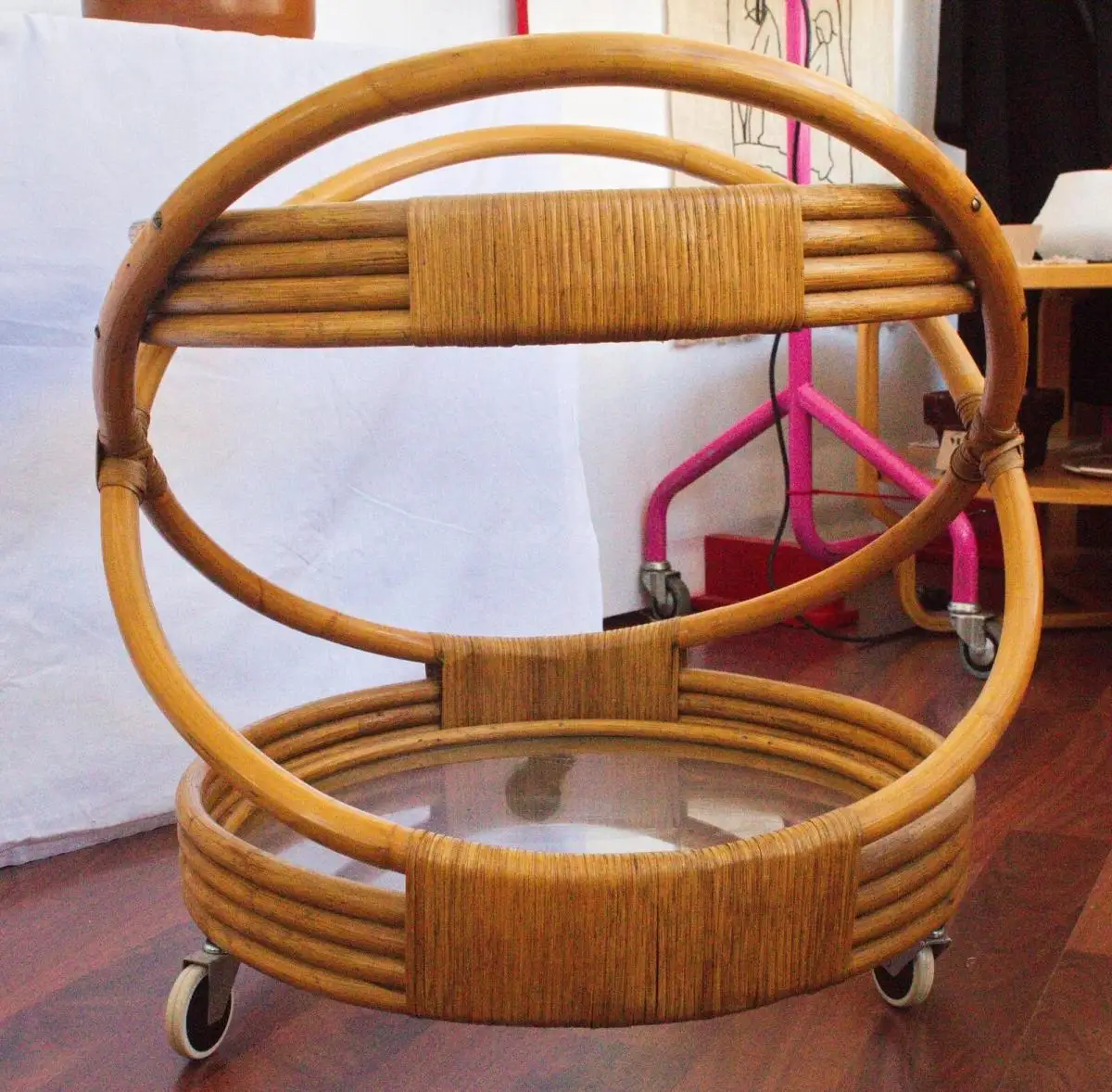 Rattan Teewagen Servierwagen mit Kristallglas und Rollen Midcentury Modern 50er 3