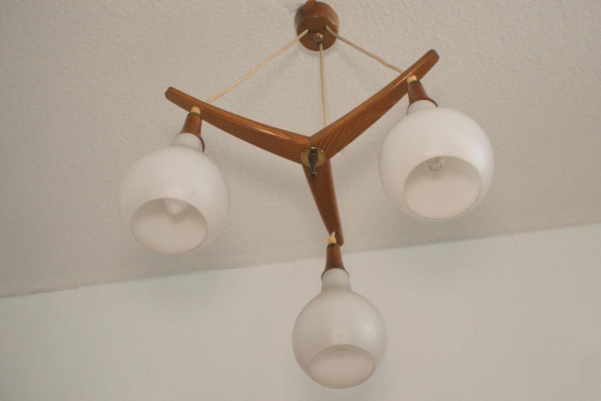 Midcentury Modern Teak Hängelampe mit 3 weißen Gläsern Triangel Lampe 60er Jahre 1