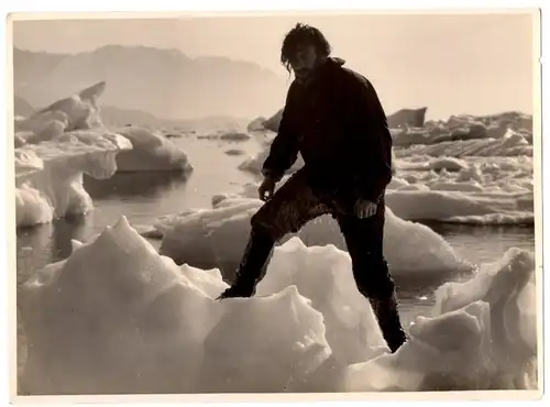 Vogel Sandau - S.O.S. Eisberg, Dr. Arnold Fanck: Sepp Rist als Dr. Johannes Krafft nach dem &#039;Bad&#039; im Eismeer. Orig. Fotografie vom Filmset in Grönland...