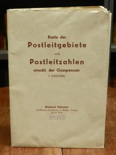 Deutsches Reich / Großdeutschland: Karte der Postleitgebiete und Postleitzahlen einschließlich der Gaugrenzen, Untertitel: Kleine Verkehrskarte des Großdeutschen Reiches. Maßstab: 1: 2 000 000. Farbige Faltkarte, Blattgröße 72,5 x 105 cm.