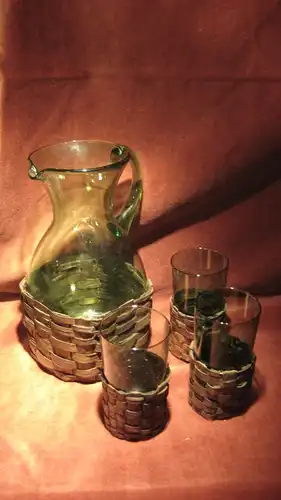 Glas: alter grüner Abriss-Krug - Saft-/ Wein-Set mit drei Gläsern,  mit abnehmbaren Manschetten, geschätzte Zeit:  um 1900 