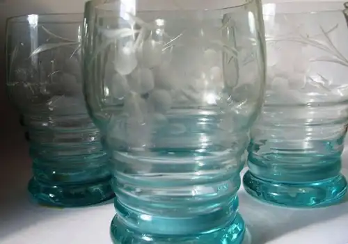 Kristall: 4  Most-, Wein-Gläser, zartblaues Glas, handgeschliffen, gut erhalten