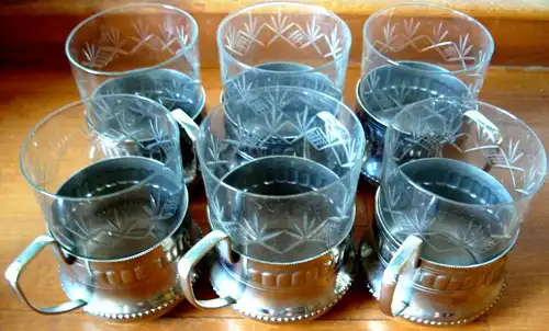 Alte Teegläser mit Metallhalter: 6 handgeschliffene Teegläser in Metallbecher mit Henkel, ungemarkt, vermutlich 40er/ 50er Jahre