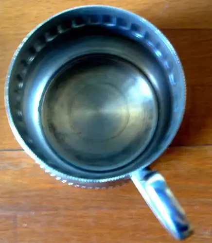 Alte Teegläser mit Metallhalter: 6 handgeschliffene Teegläser in Metallbecher mit Henkel, ungemarkt, vermutlich 40er/ 50er Jahre