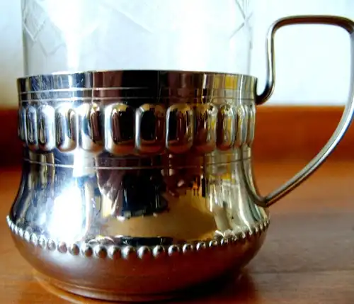 Alte Teegläser mit Metallhalter: 6 handgeschliffene Teegläser in Metallbecher mit Henkel, ungemarkt, vermutlich 40er/ 50er Jahre