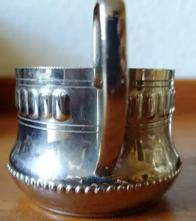 Alte Teegläser mit Metallhalter: 6 handgeschliffene Teegläser in Metallbecher mit Henkel, ungemarkt, vermutlich 40er/ 50er Jahre