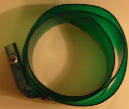 Kleidung: Damen-Accessoire - Gürtel, Kunststoff, grün transparent mit blassblau-transparenter Schließe, 70er/ 80er Jahre
