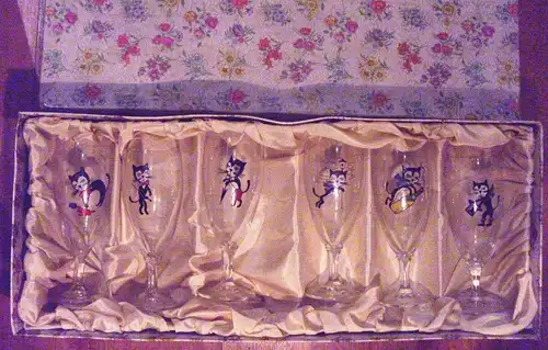 Glas: 6 Sektkelche mit Siebdruck \"betrunkener Kater und Kätzchen\", in Geschenkkarton, ca. 60er Jahre 