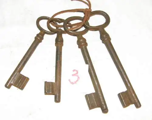 4 x (Stk) antike Schlüssel (3)  im Bund, 19. Jahrhundert