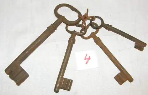 4 x (Stk) antike Schlüssel (4)  im Bund, 19. Jahrhundert