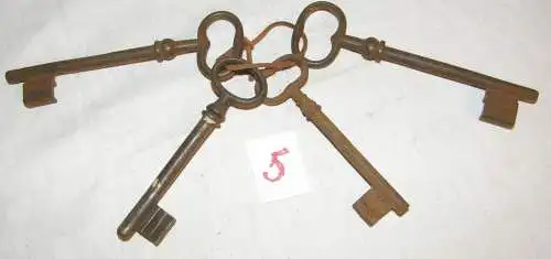 4 x (Stk) antike Schlüssel (5)  im Bund, 19. Jahrhundert