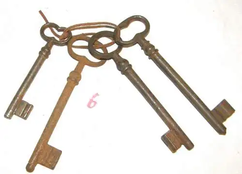 4 x (Stk) antike Schlüssel (6)  im Bund, 19. Jahrhundert