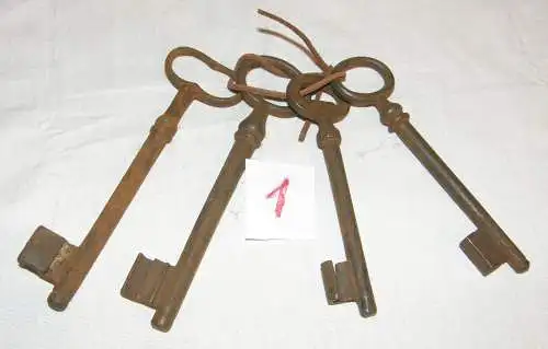 4 x (Stk) antike Schlüssel (1)  im Bund, 19. Jahrhundert