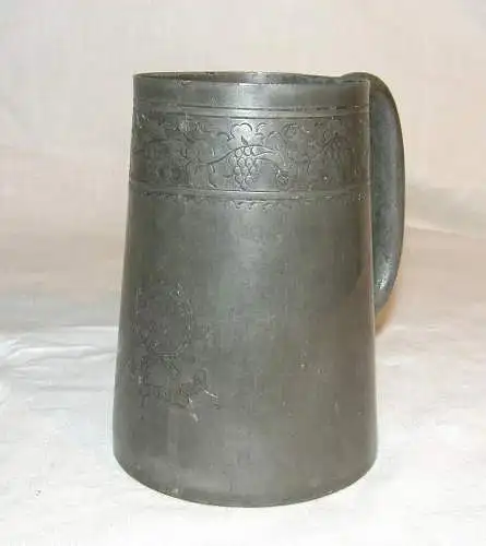 Antiker BIERKRUG aus Zinn, Monogr. J.A.B. datiert 1873, verziert
