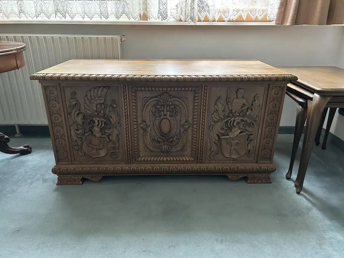 Holztruhe mit Schnitzereien