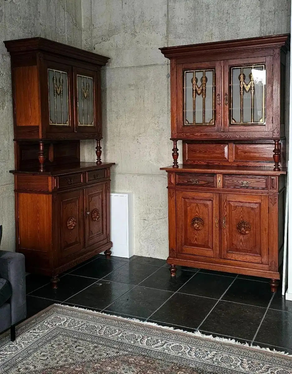 2 identische Jugendstil-Vitrinen um 1900 mit verre églomisé-Glas