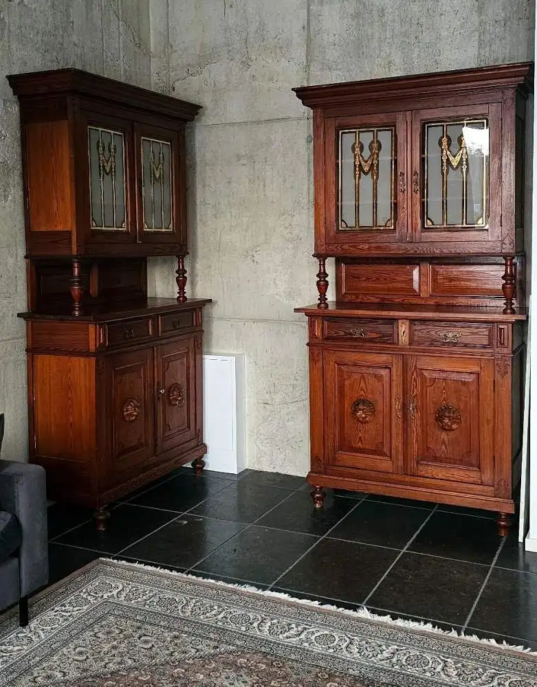 2 identische Jugendstil-Vitrinen um 1900 mit verre églomisé-Glas 0