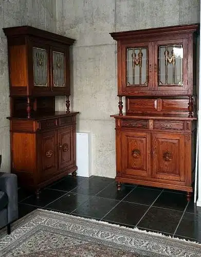 2 identische Jugendstil-Vitrinen um 1900 mit verre églomisé-Glas