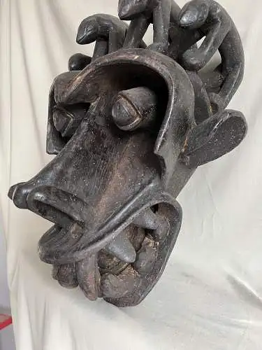 Große afrikanische Holzmaske aus Kamerun – handgeschnitzt, ca. 55 cm – Vintage 1980er