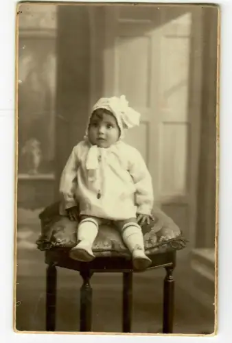Foto Kinderportrait kleines Mädchen auf Hocker Hartpappe, Llopis Estellés, 6009