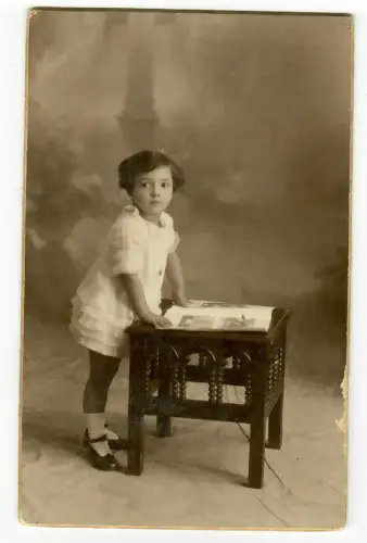 Foto AK,  Kind Portrait, Mädchen mit Buch, Pla Valencia, 6005