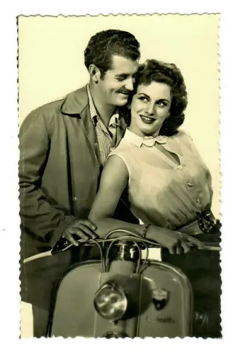 Foto AK, verliebtes Pärchen auf Lambretta, Doce Vita, 50er Jahre, 20065
