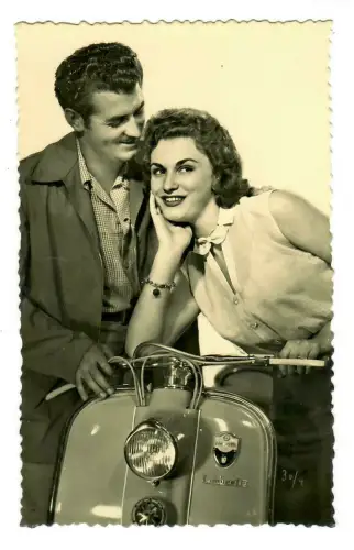 Foto AK, Lambretta, Liebespaar, Doce Vita, 50er Jahre, 20064
