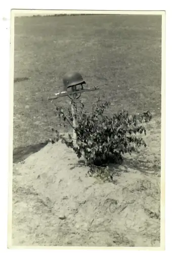 WW2, 2. WK, Wehrmacht Russland, Foto Soldatengrab mit Stahlhelm und Kreuz, 11974