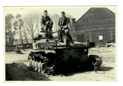 WW2, 2.WK, Wehrmacht Russland, Foto Soldaten auf zeschossenem Panzer, 11976