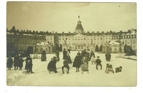 AK Karlsruhe - Schloss, Im Winter Menschen mit Schlitten, um 1910, 10026