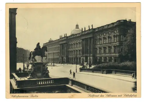 AK Berlin, Schlossmuseum - Südfront des Schlosses mit Schloßplatz, 10984