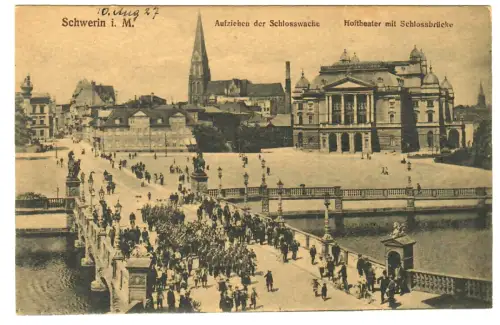 AK Schwerin, Schlossbrücke mit Hoftheater, Aufziehen der Schlosswache, 11175