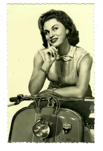 Foto AK, Frau auf Lambretta, Dolce Vita, 20071