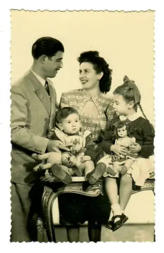 Foto AK,  Familie , Mann, Frau mit Mädchen und kleinem Jungen, 20076