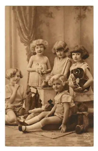 AK Mädchengruppe, Kinder mit Spielzeug, 20104