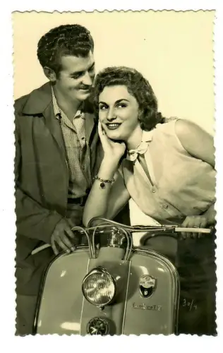 Foto AK  Pärchen auf Lambretta, Dolce Vita, 20069