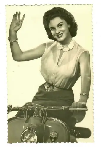 Foto AK, schöne Frau auf Lambretta, Doce Vita, 20063