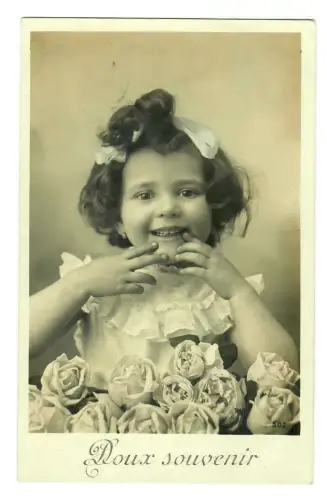 AK Liebe, Kleines Mädchen mit Rosen, Süsse Erinnerung,  20014
