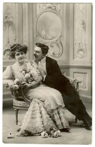 AK  Liebespaar, Eleganter Herr umgarnt Dame  20215