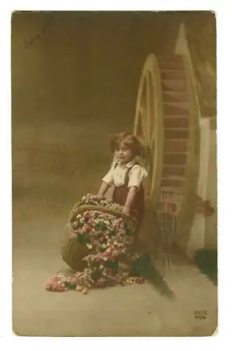 AK Kleiner Junge mit großen Blumenkorb, 20019