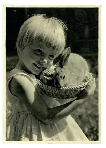 AK Ostern, Kleines Mädchen mit Osterhase im Korb, 12164
