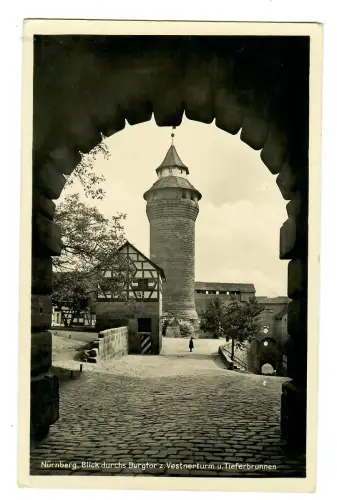 AK Nürnberg, Blick durchs Burgtor zum Vestnerturm, 11825