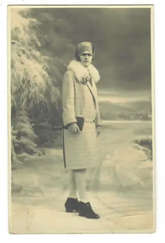Foto AK,  Porträt elegante junge Frau im Mantel mit Pelzkragen 1927 , 6063
