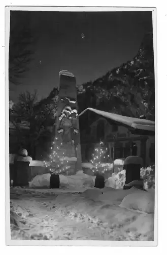 AK Oberammergau, Haus mit leuchtenden Weihnachtsbäumen , 11106