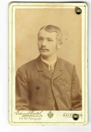 CdV Foto Portrait, Junger Mann im Anzug, Eduard Bertel, Salzburg, 6017