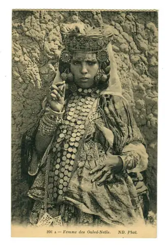 AK Frau in Stammestracht der Ouled Nail Algerien , 10275