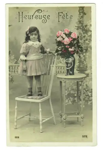 AK Geburtstag, Kleines Mädchen auf Stuhl, Blumenvase mit Rosen, koloriert, 20006